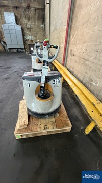 Image of Crown Pallet Runner, Model WP3035-45, 4500# 03