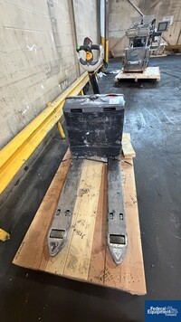 Image of Crown Pallet Runner, Model WP3035-45, 4500# 04