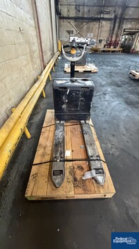 Image of Crown Pallet Runner, Model WP3035-45, 4500# 03