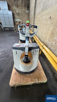 Image of Crown Pallet Runner, Model WP3035-45, 4500# 03