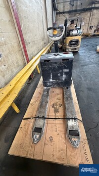 Image of Crown Pallet Runner, Model WP3035-45, 4500# 04