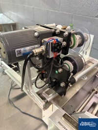 Image of Round Bottle Llabeler 06