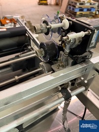 Image of Round Bottle Llabeler 07