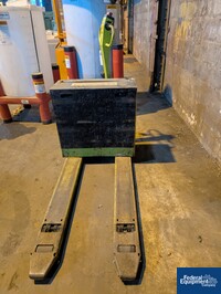 Image of Clark electric pallet runner 03